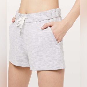 Lululemon On The Fly Short *2.5" grey/ white. Size 4.
